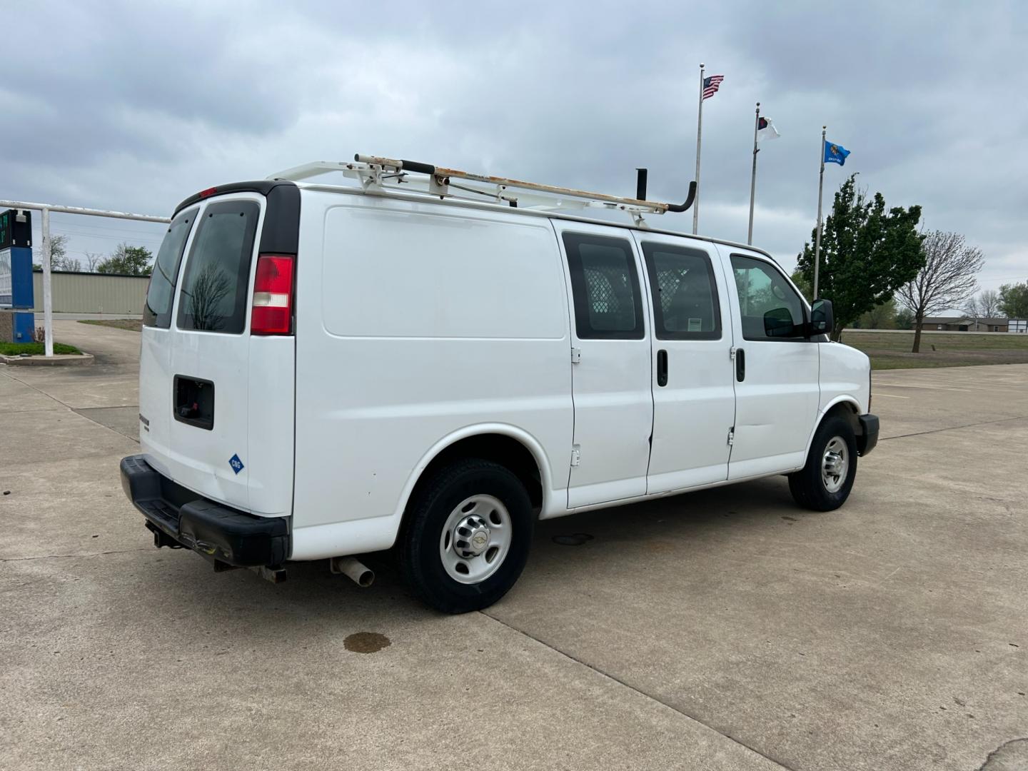 2011 White /Gray Chevrolet Express 2500 Cargo (1GCWGFCB9B1) with an 6.0L V8 DOHC 16V engine, 4-Speed Automatic transmission, located at 17760 Hwy 62, Morris, OK, 74445, (918) 733-4887, 35.609104, -95.877060 - Photo#4